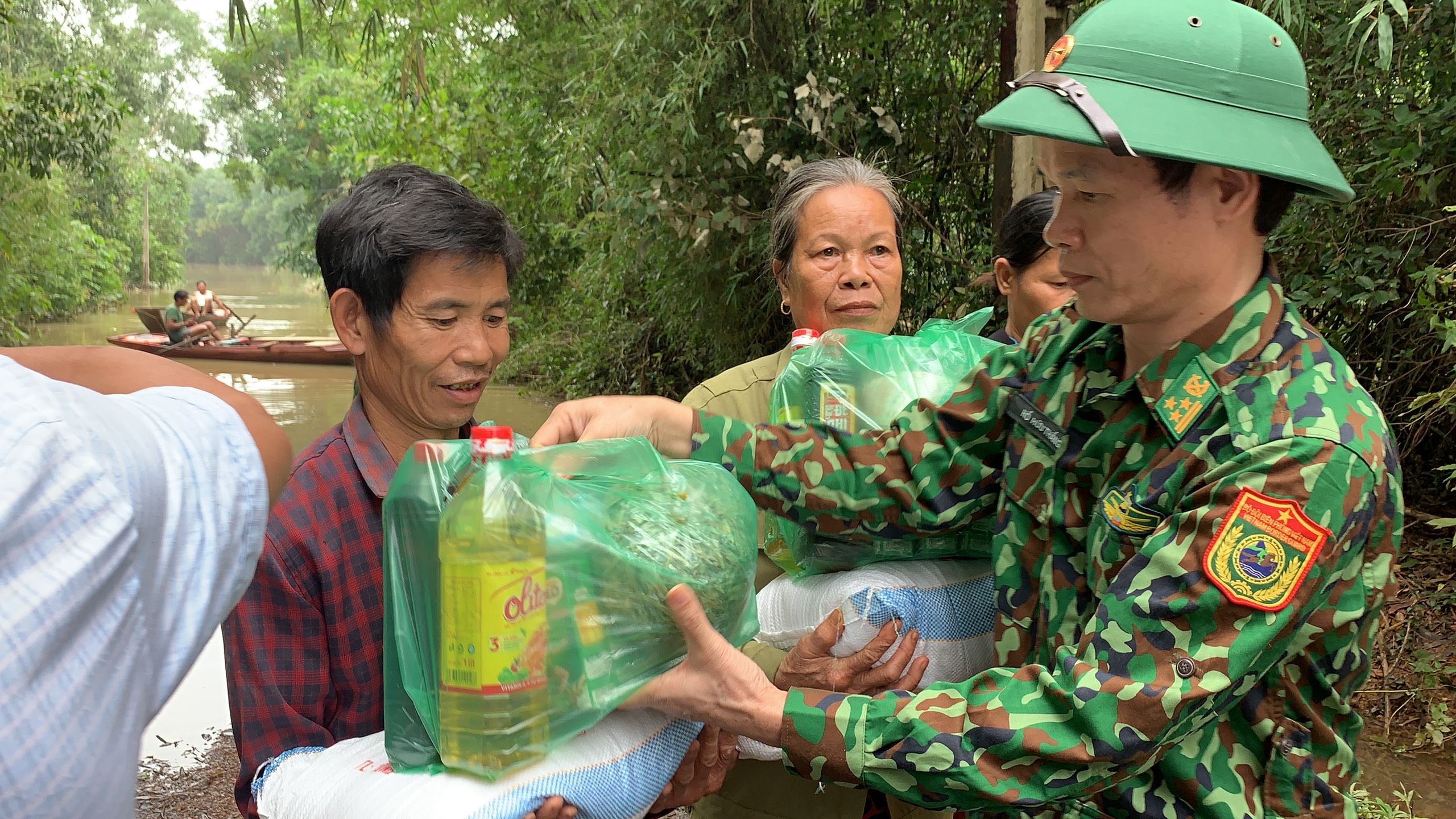 Giúp dân phục hồi sau lũ